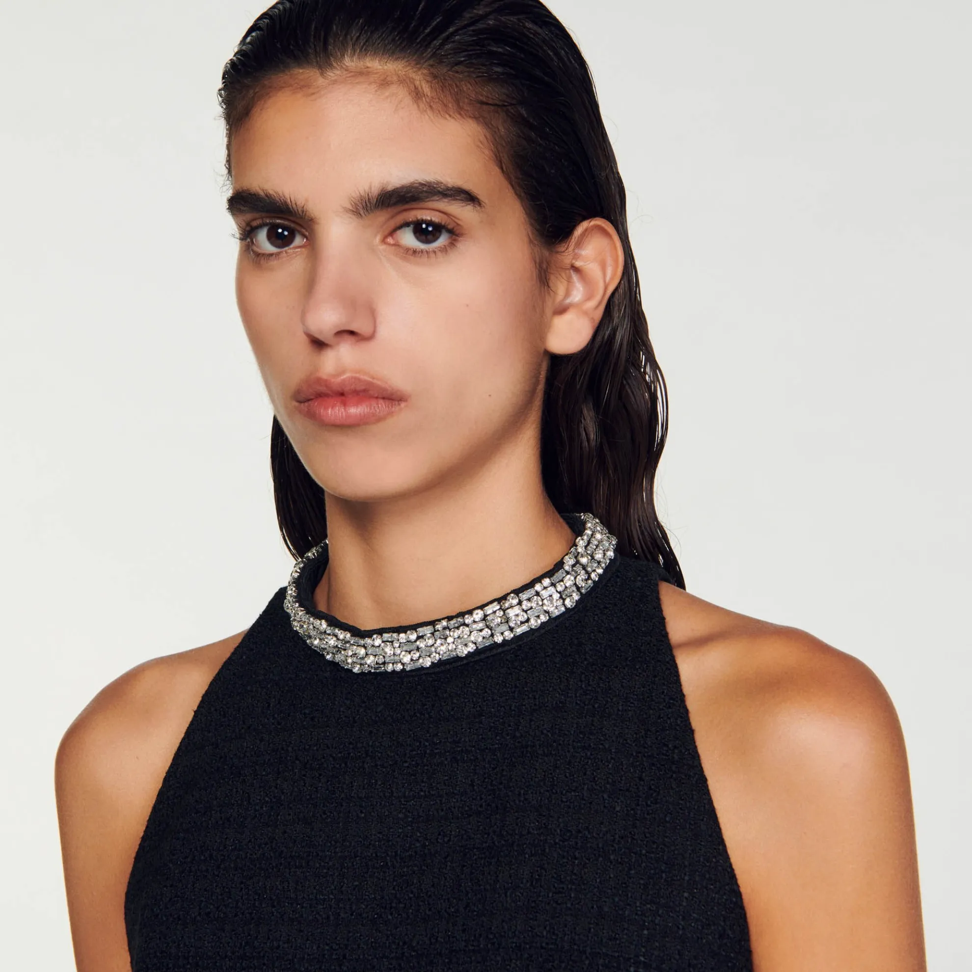 Hals Jurk Afgewerkt Met Siersteentjes